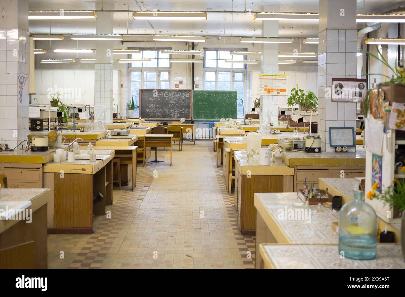 RUSSIE, MOSCOU - 12 septembre, 2015 : laboratoire avec de nombreux lieux de travail et bureaux à l'Université de technologie chimique D. Mendeleyev. Banque D'Images