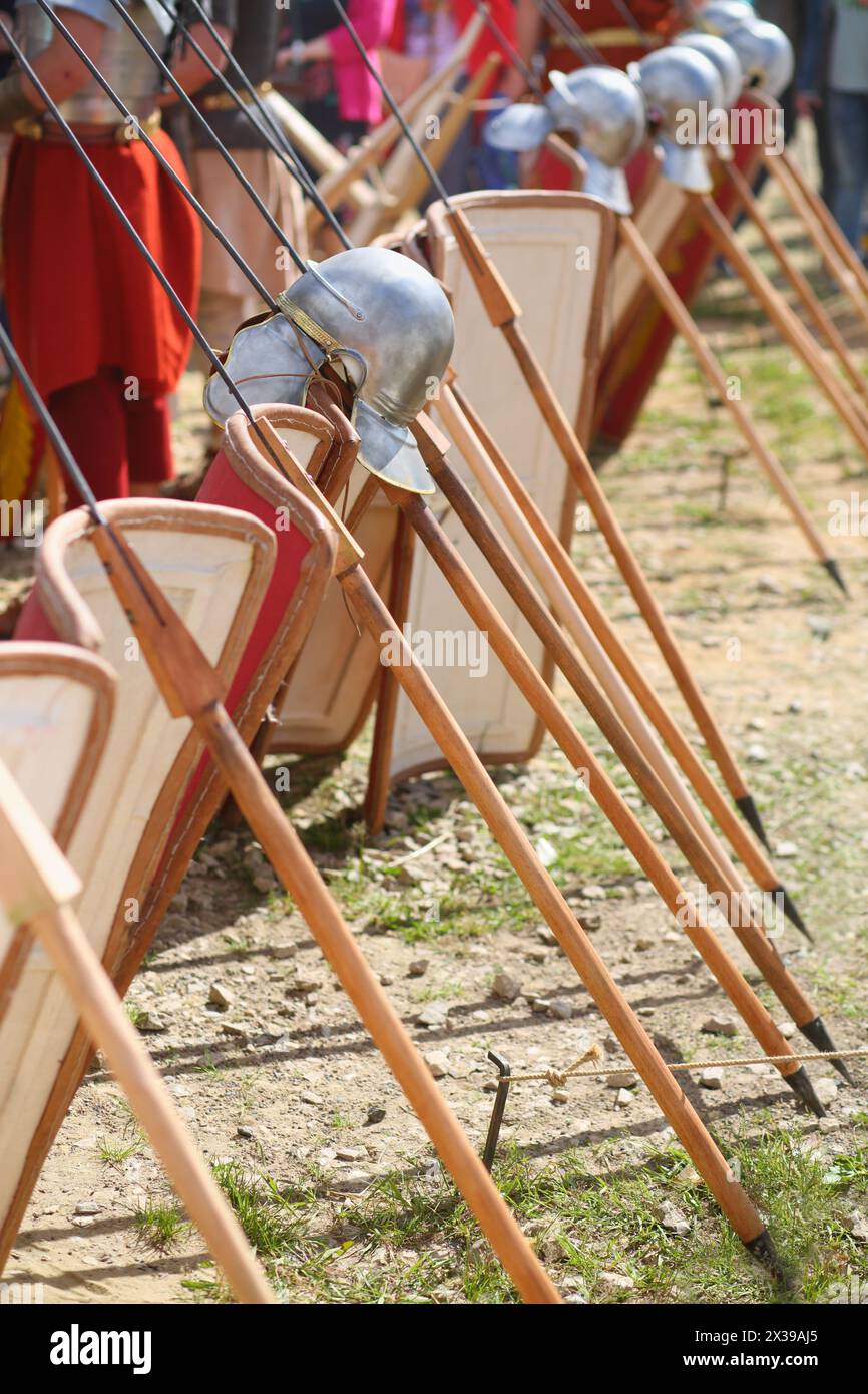 MOSCOU - juin 06, 2015 : la rangée de boucliers et de lances des soldats dans le camp militaire romain à l'époque du festival : Rome antique à Kolomensk Banque D'Images