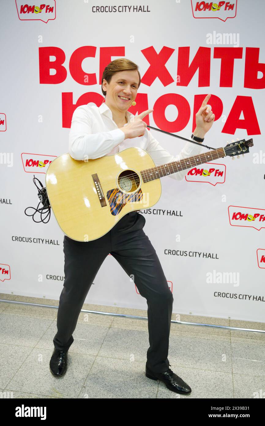 MOSCOU - 9 octobre 2016 : Vyacheslav Myasnikov avec guitare à tous les hits de concert humoristique à la mairie de Crocus Banque D'Images