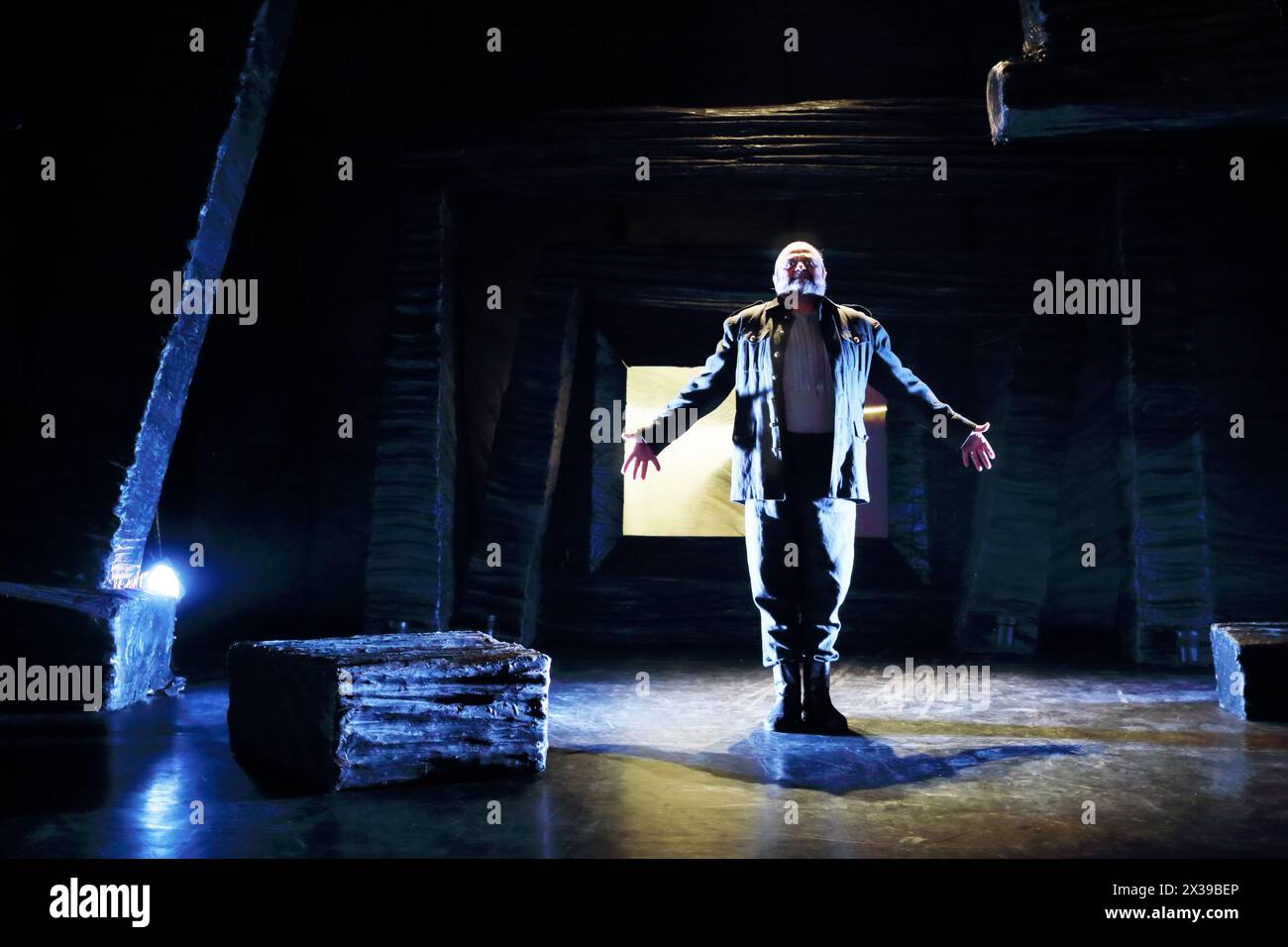 MOSCOU - 13 OCT 2016 : L'acteur pose sur scène lors de danses dans le théâtre moderne Banque D'Images