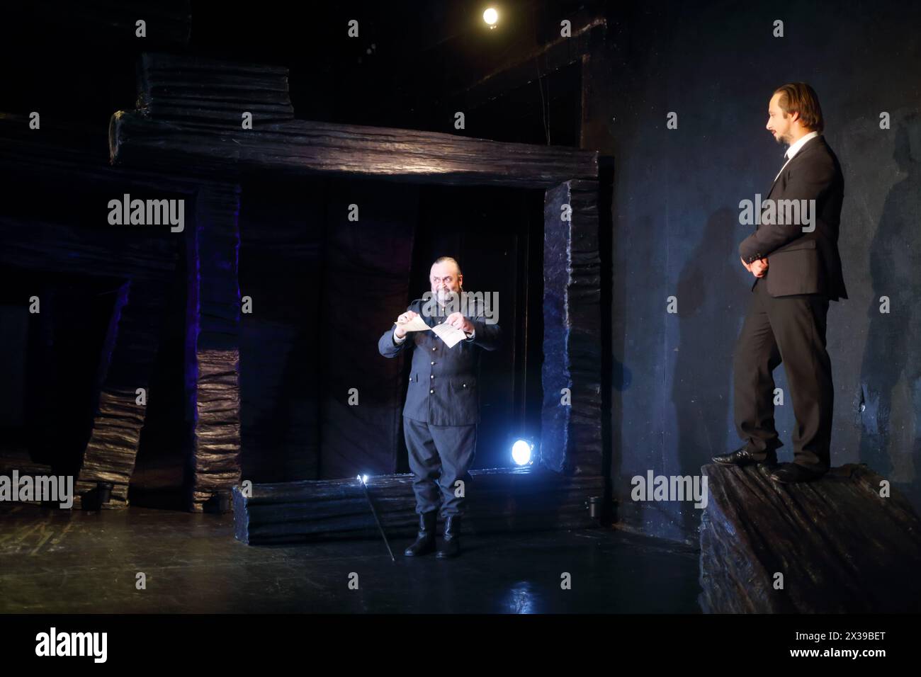 MOSCOU - 13 OCT 2016 : deux acteurs sont sur scène pendant Dancings performance in Modern Theatre Banque D'Images
