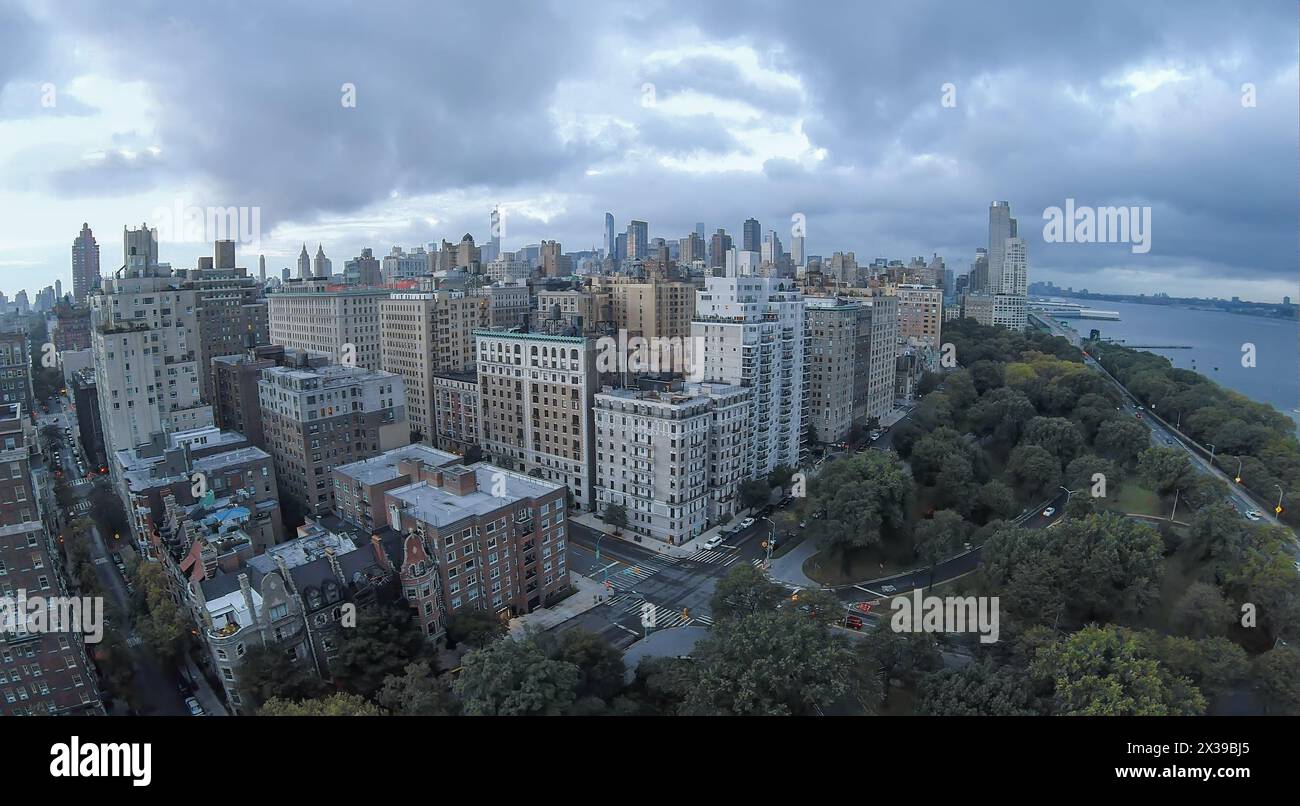 Maisons résidentielles près du carrefour de Riverside Drive avec West 79th Street le soir d'été. Vue aérienne Banque D'Images