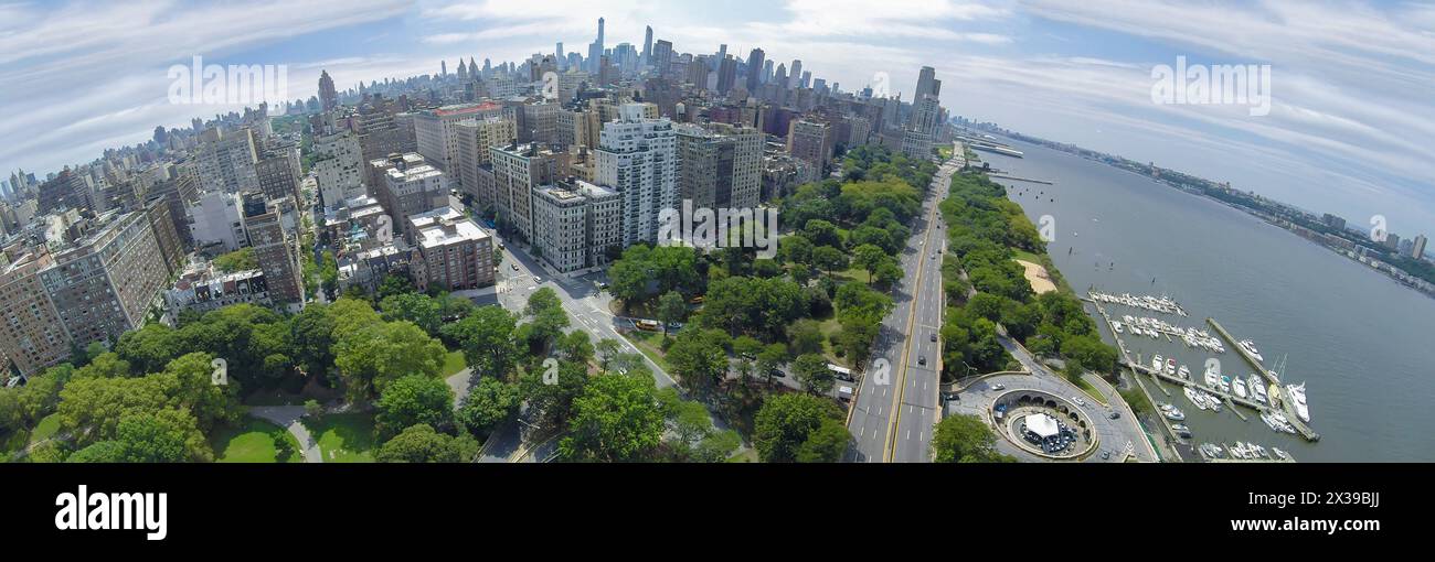 Trafic de transport sur Henry Hudson Parkway près de Riverside Park et 79th Street Boat Basin le jour d'été. Panorama aérien Banque D'Images