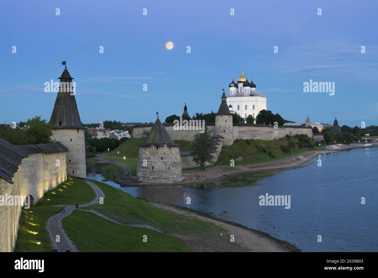 Le vieux Kremlin et la cathédrale Sainte-Trinité dans la nuit de lune à Pskov, Russie Banque D'Images