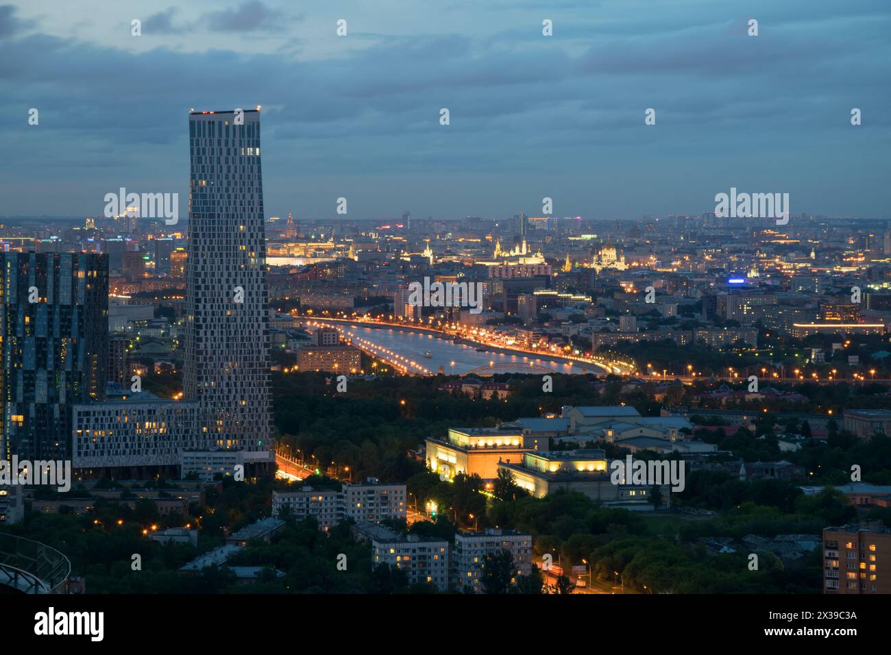 Gratte-ciel sur la rue Mosfilmovskaya dans la soirée d'été à Moscou, Russie Banque D'Images