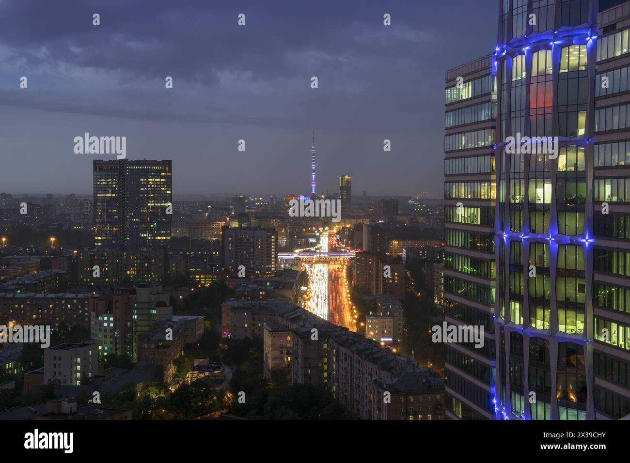 Bâtiments résidentiels, grande autoroute moderne et toits à la nuit d'été à Moscou, Russie, longue exposition Banque D'Images
