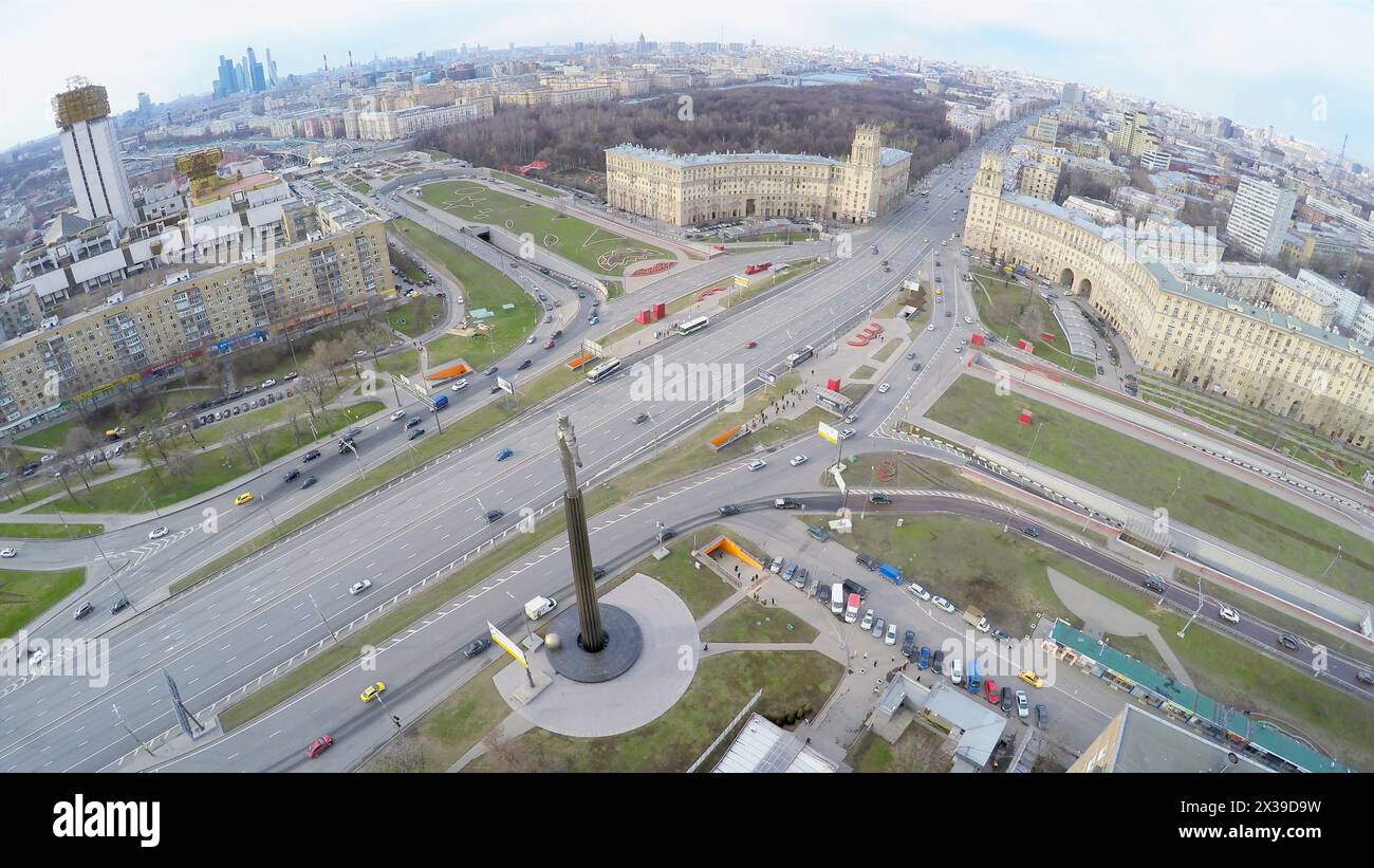 MOSCOU - APR 21, 2015 : Megapolis avec le trafic de rue près du monument du premier homme dans l'espace Yuriy Gagarine au printemps jour ensoleillé. Image vidéo de vue aérienne Banque D'Images