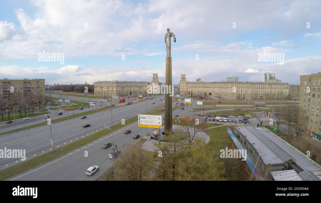 MOSCOU - 21 avril 2015 : trafic routier près du monument du premier homme dans l'espace Yuriy Gagarine au printemps ensoleillé. Image vidéo de vue aérienne Banque D'Images