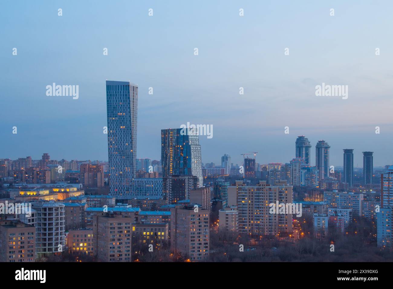 Gratte-ciel sur la rue Mosfilmovskaya dans la soirée à Moscou, Russie Banque D'Images