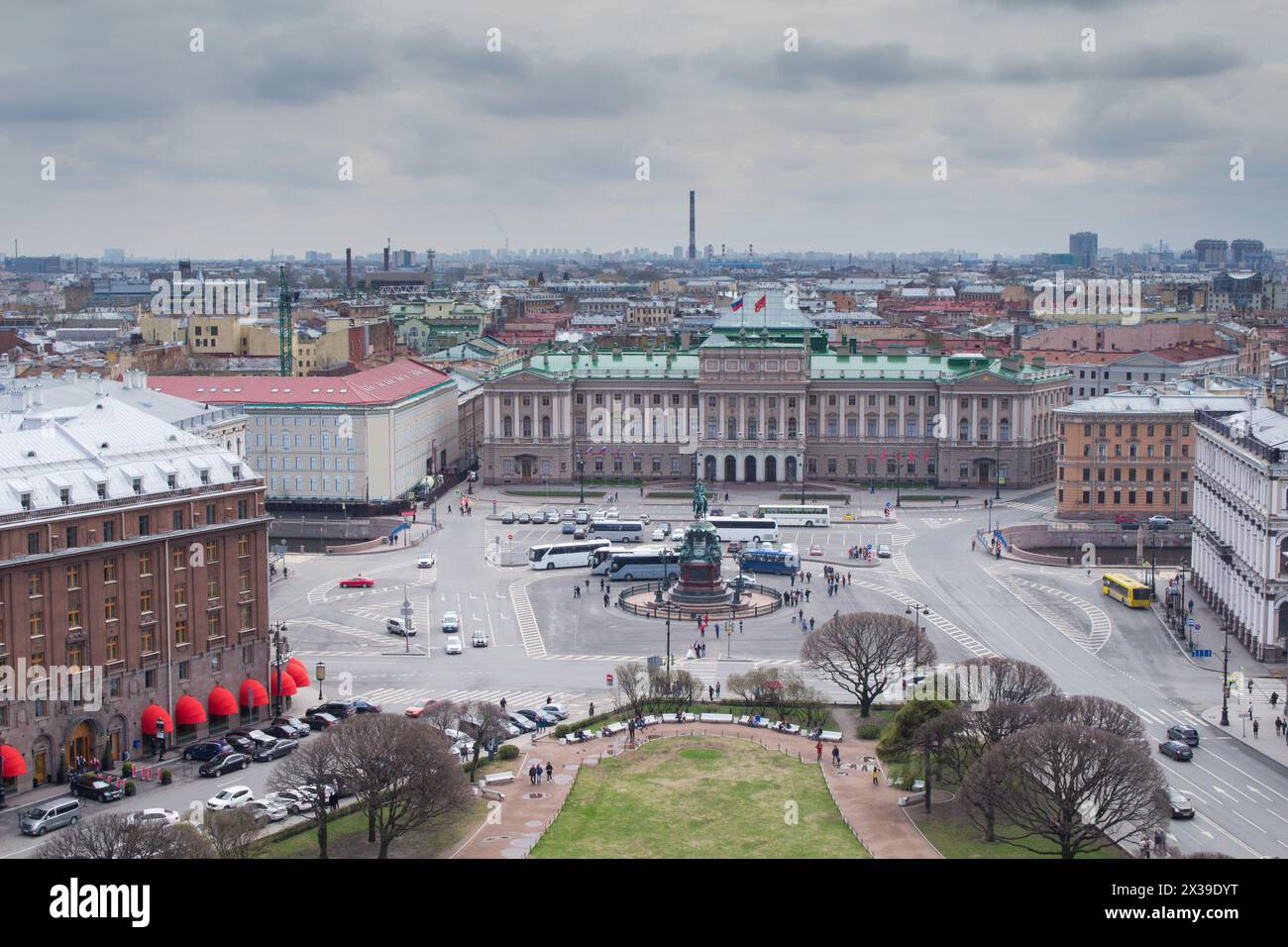 Bâtiment de l'Assemblée législative et monument à Nicholas Ier sur le parfait Isaac Square en préparé Pétersbourg, Russie Banque D'Images