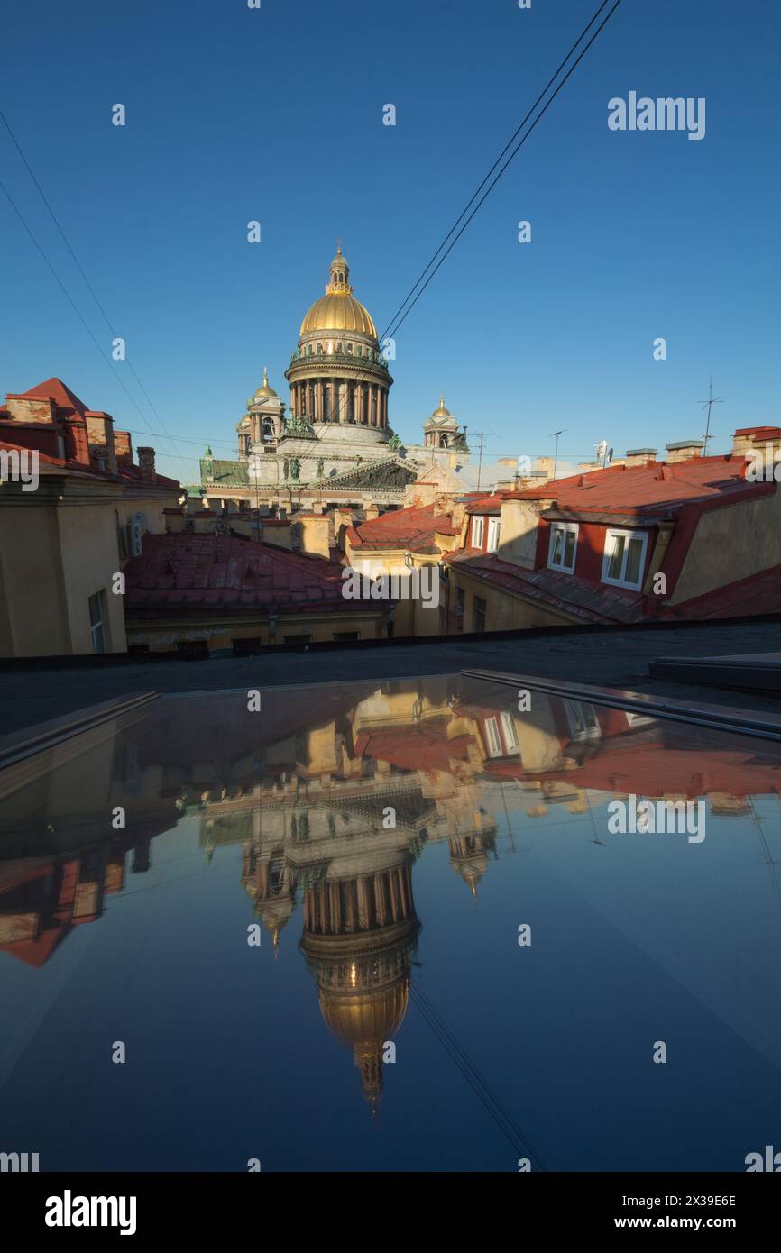 Prog La cathédrale d'Isaac et son reflet dans les vitrines d'un autre bâtiment en toiture Pétersbourg, Russie Banque D'Images