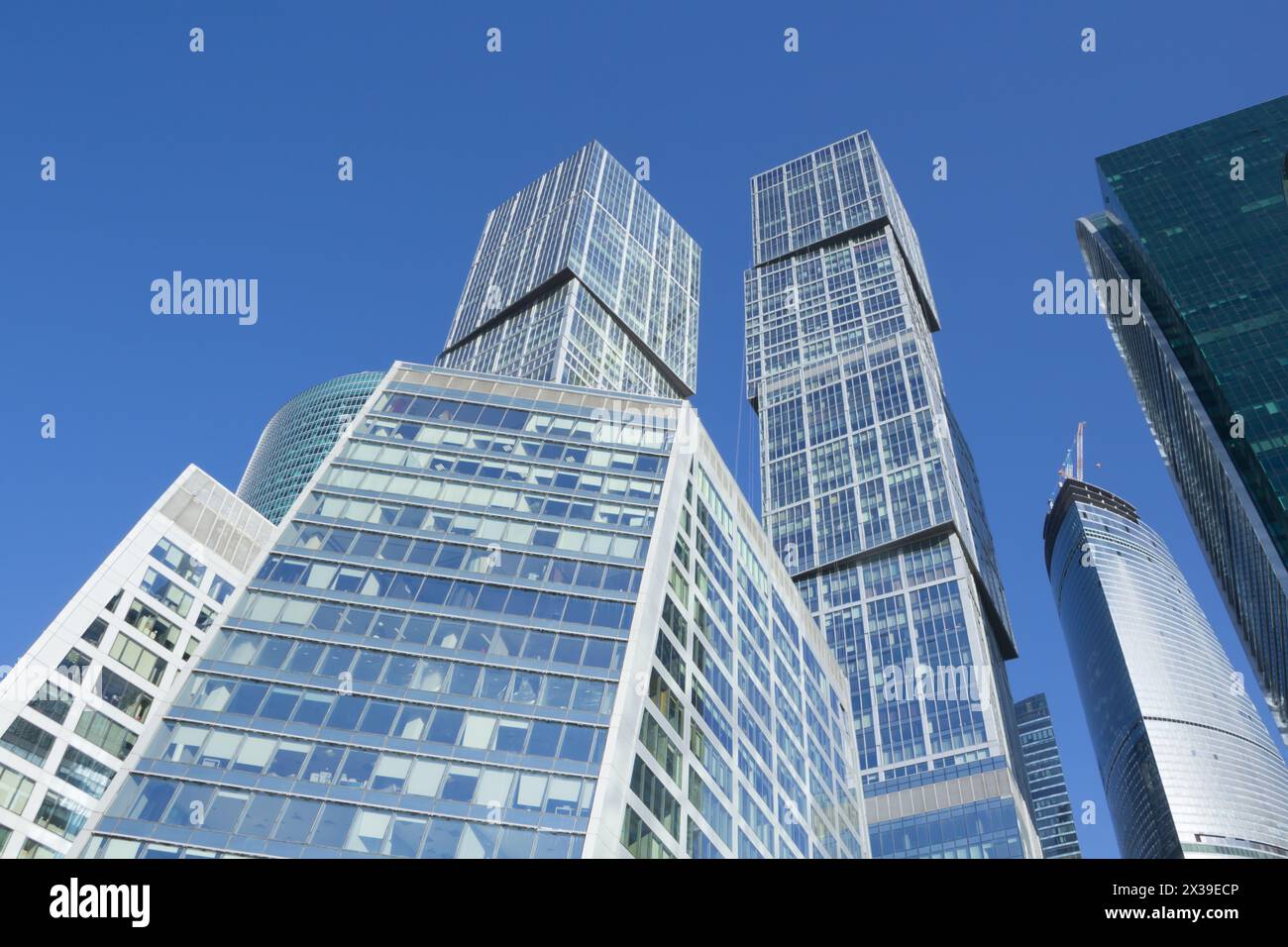 MOSCOU, RUSSIE - 6 MAI 2015 : Moscou City complexe d'affaires et ciel. Moscow International Business Center Moscow City comprend 20 bâtiments futuristes Banque D'Images