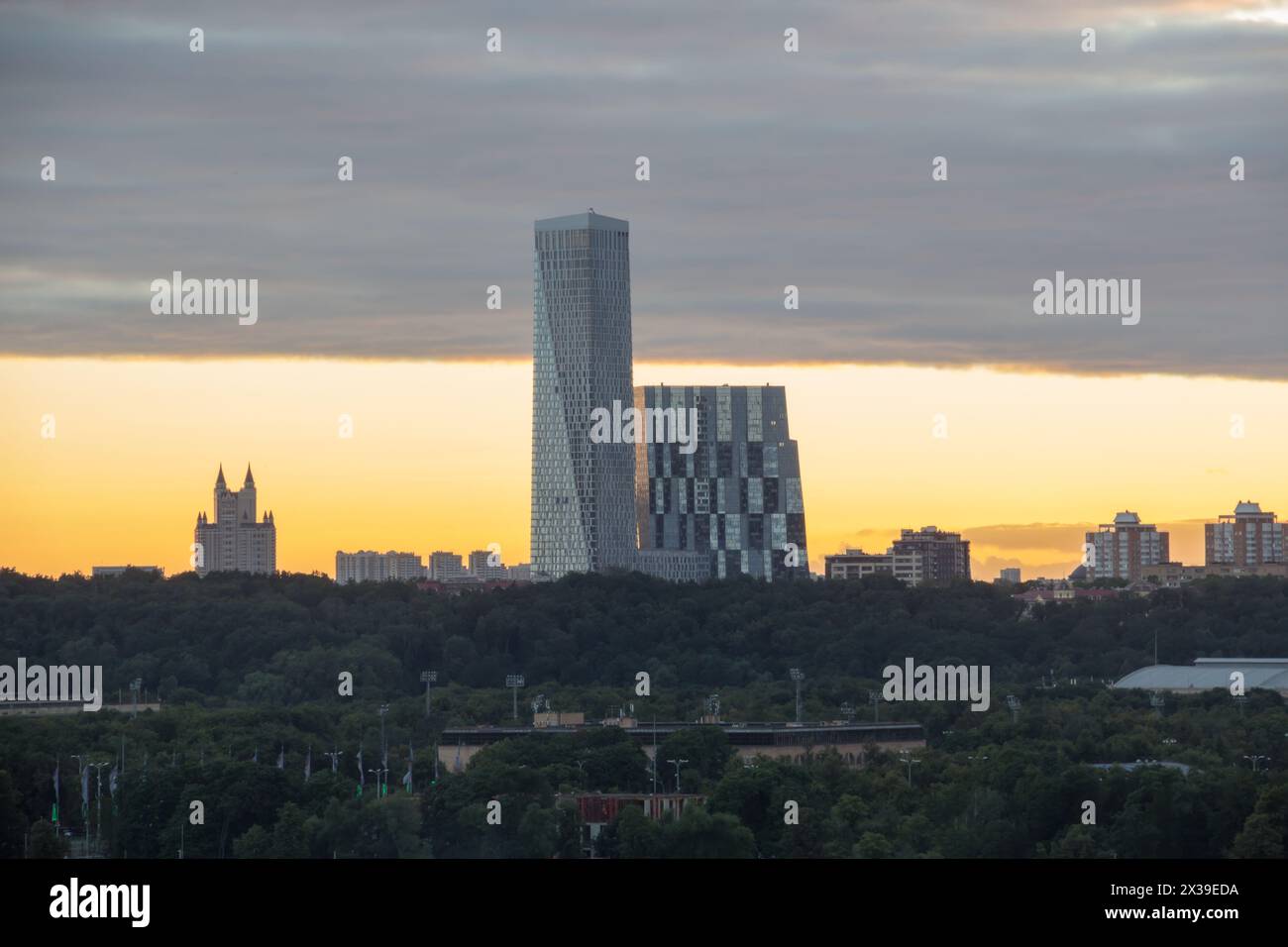 Gratte-ciel sur la rue Mosfilmovskaya le soir à Moscou, Russie Banque D'Images