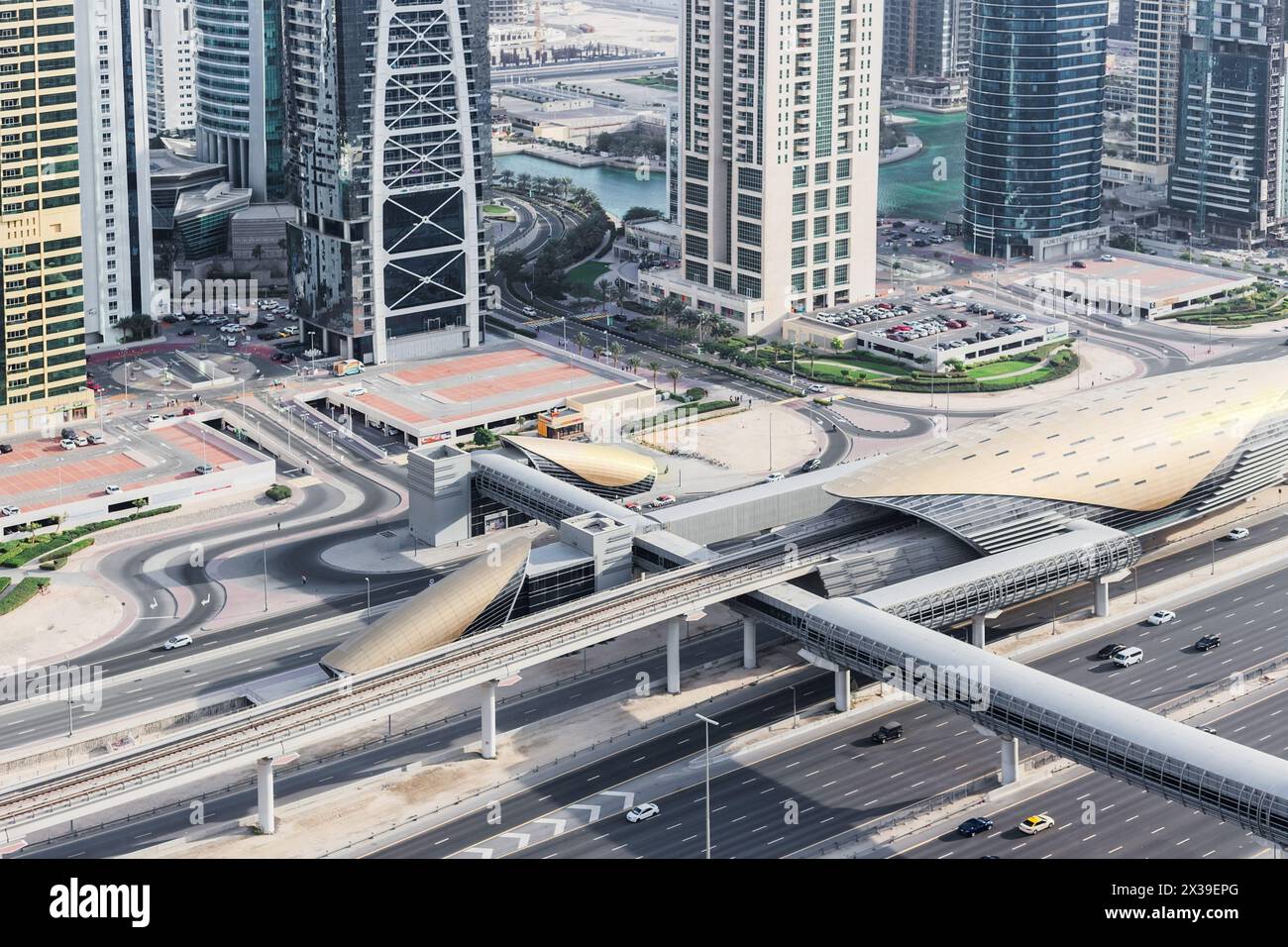 DUBAÏ, Émirats arabes Unis - 13 janvier 2017 : station de métro Tower Lake Jumeirah, Indigo Tower et autoroute, Dubai Metro a été ouvert en 2009 Banque D'Images