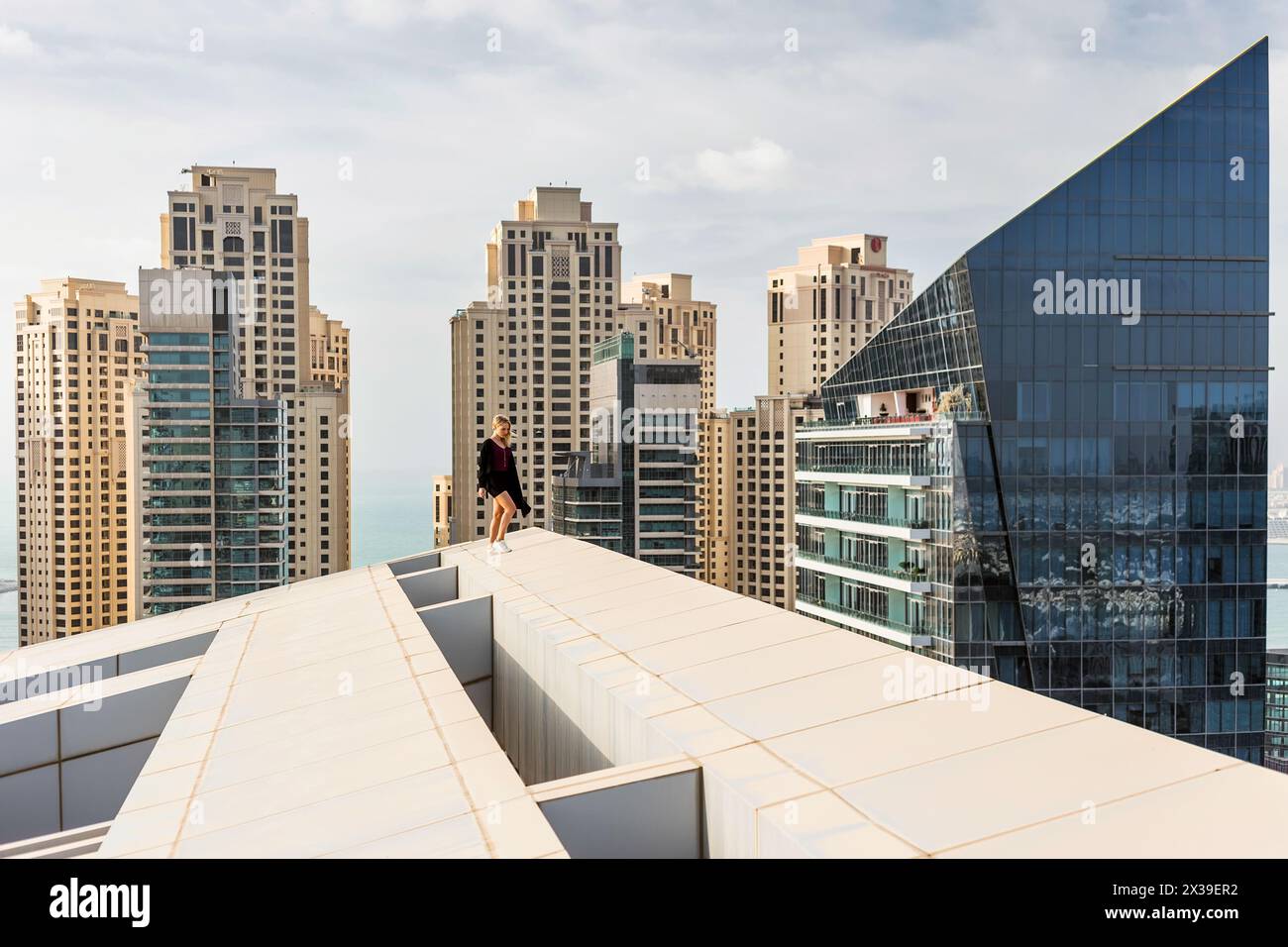 DUBAÏ, Émirats arabes Unis - 13 janvier 2017 : femme sur le toit près de la tour Silverene RMJM (à droite), conçu par RMJM, ce complexe offre 35 étages dans la tour A et 26 étage Banque D'Images
