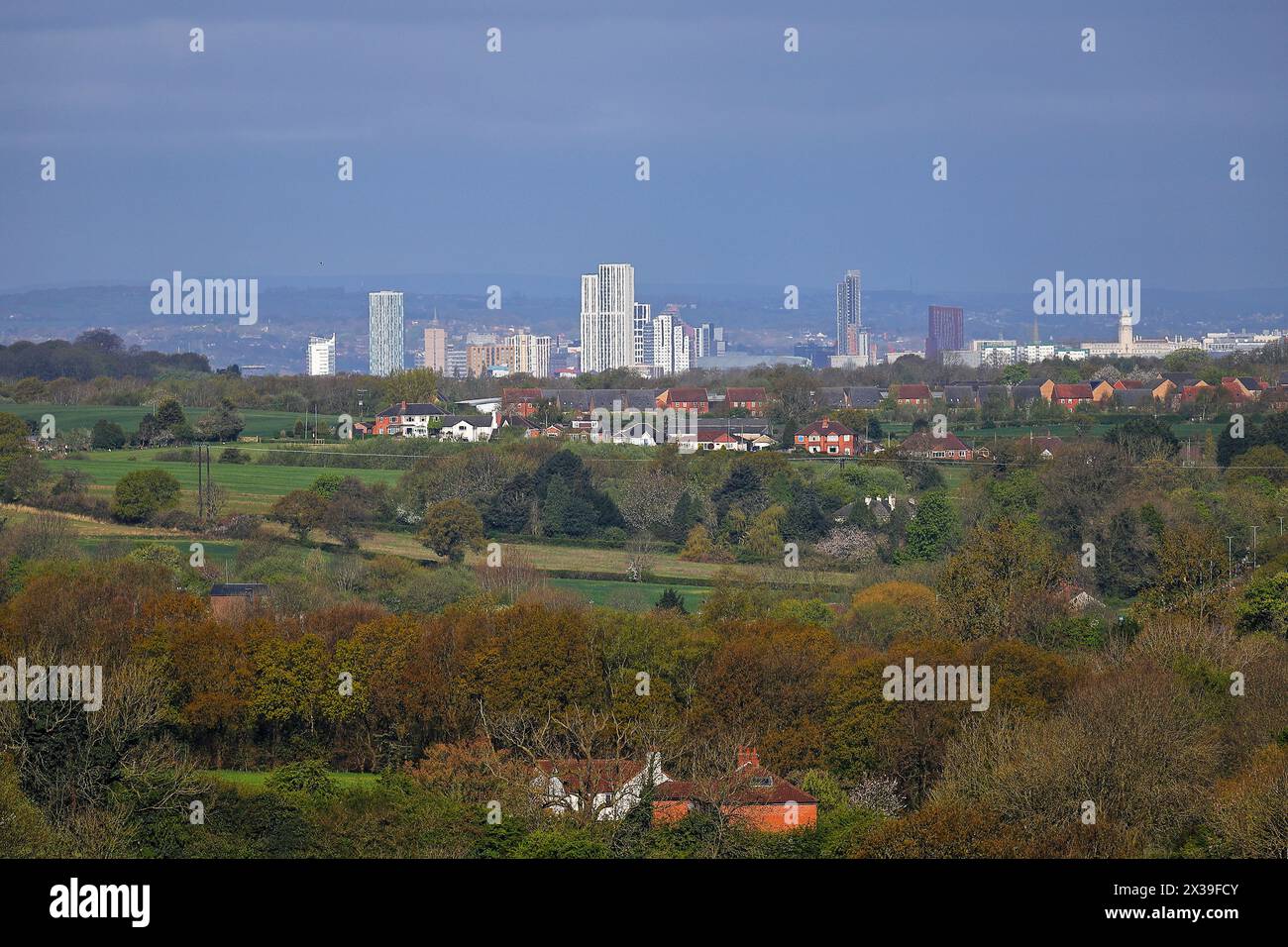 Une vue sur Leeds City Skyline prise à une distance de plus de 11 miles. Banque D'Images