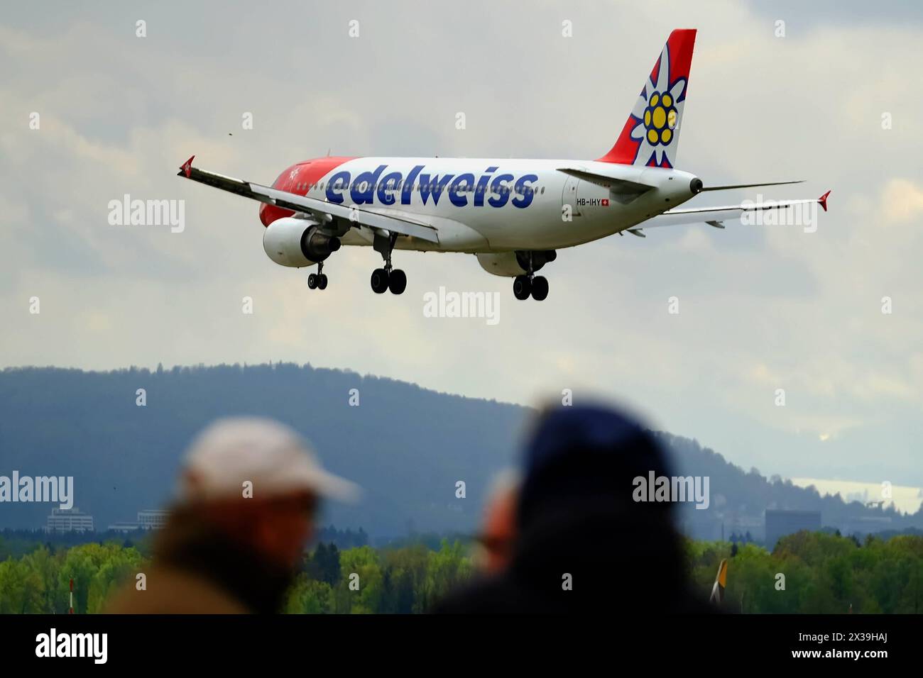 DATE D'ENREGISTREMENT NON INDIQUÉE Edelweiss Airlines Airbus A320-214 immatriculé HB-IHY atterrit à l'aéroport de Kloten, Zurich Copyright : xSergioxBrunettix Banque D'Images