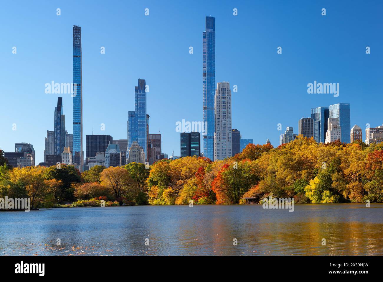 Matin d'automne au bord du lac dans Central Park avec les gratte-ciel de Billionaires' Row. Manhattan, New York Banque D'Images