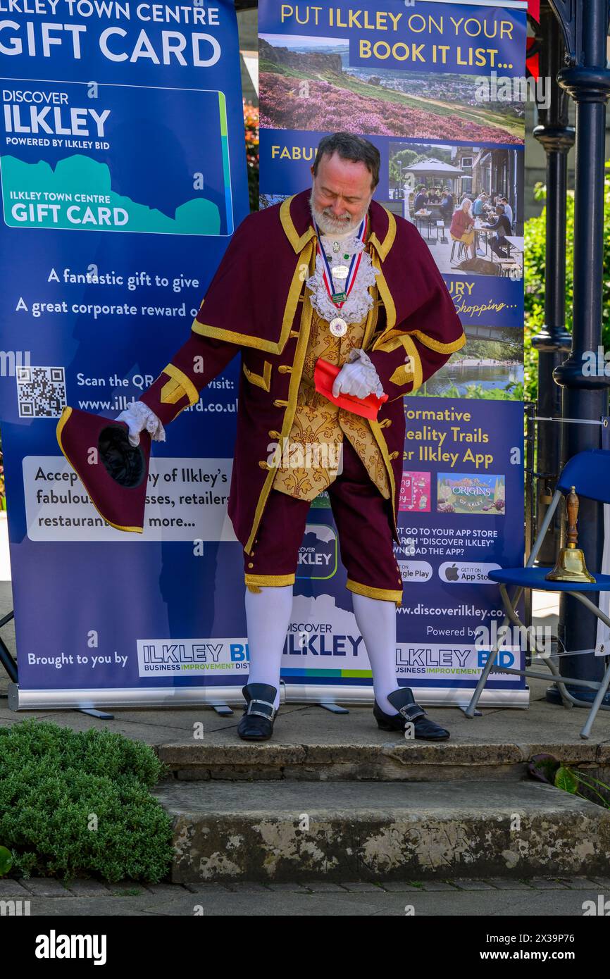 Crieur de ville masculin et chasseur (récompensé de la médaille du 1er prix) faisant une annonce de proclamation publique bruyante et bruyante - Ilkley, West Yorkshire, Angleterre Royaume-Uni. Banque D'Images