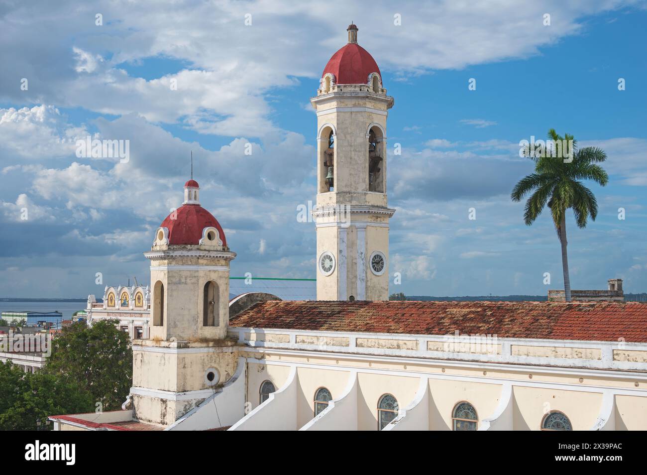 Cathédrale de Cienfuegos, surplombant Parques Jose Marti, Cienfuegos, Cuba Banque D'Images