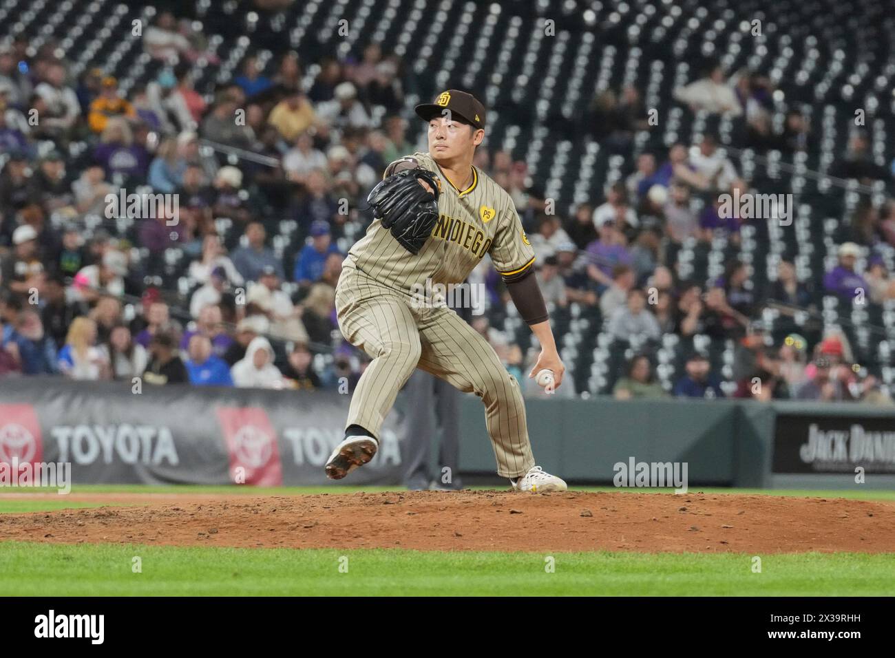 Denver CO, États-Unis. 24 avril 2024. Le lanceur de San Diego Yuki Matsui (1) lance un terrain lors du match des Rockies de San Diego et Colorado qui se tient au Coors Field à Denver Co. David Seelig/Cal Sport Medi. Crédit : csm/Alamy Live News Banque D'Images