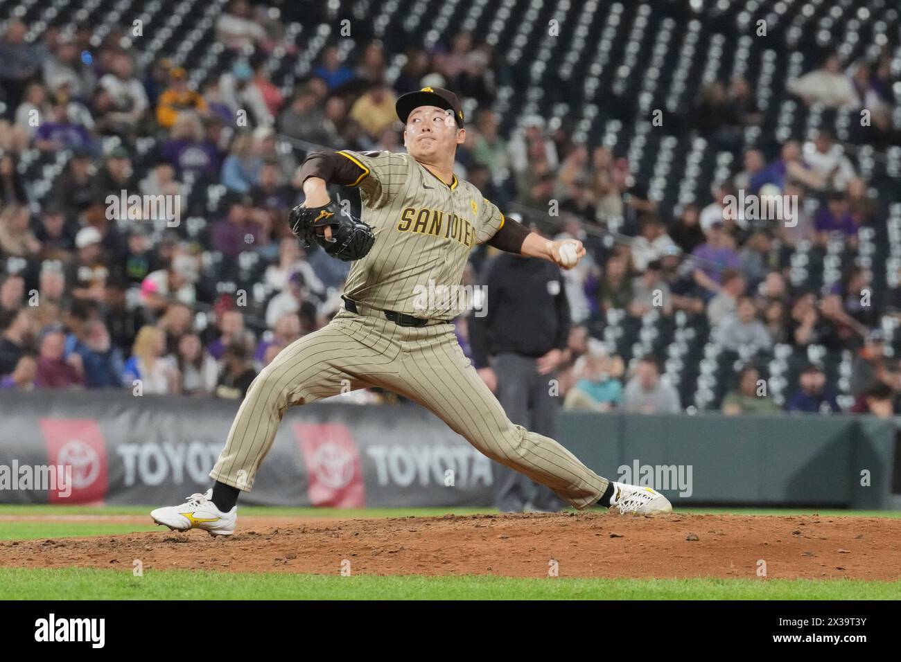 Denver CO, États-Unis. 24 avril 2024. Le lanceur de San Diego Yuki Matsui (1) lance un terrain lors du match des Rockies de San Diego et Colorado qui se tient au Coors Field à Denver Co. David Seelig/Cal Sport Medi. Crédit : csm/Alamy Live News Banque D'Images