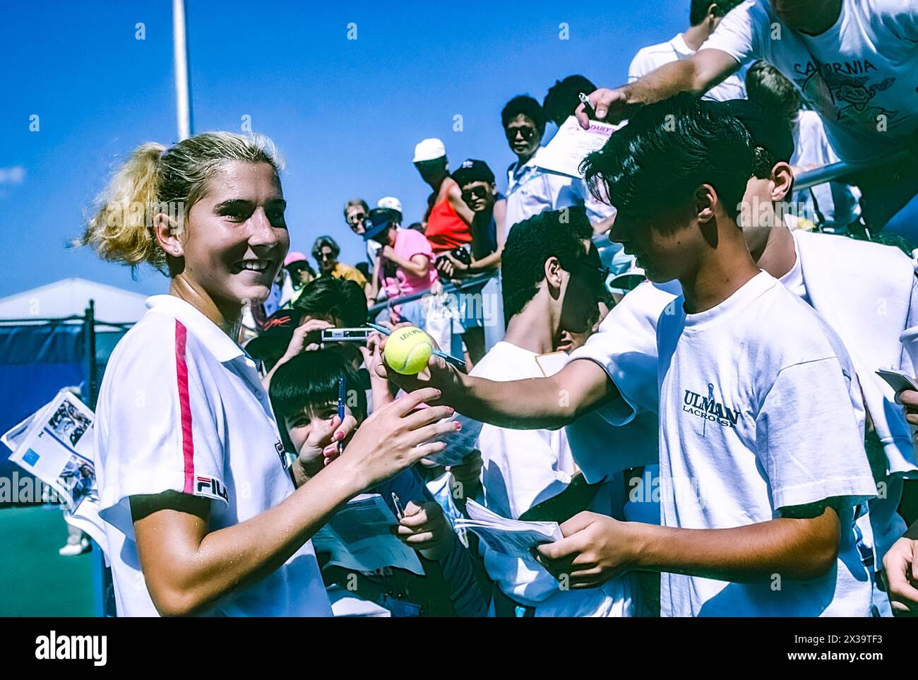 Monica Seles (YUG) signe des autographes pour les fans au Championnat international de joueurs de Lipton 1990 Banque D'Images