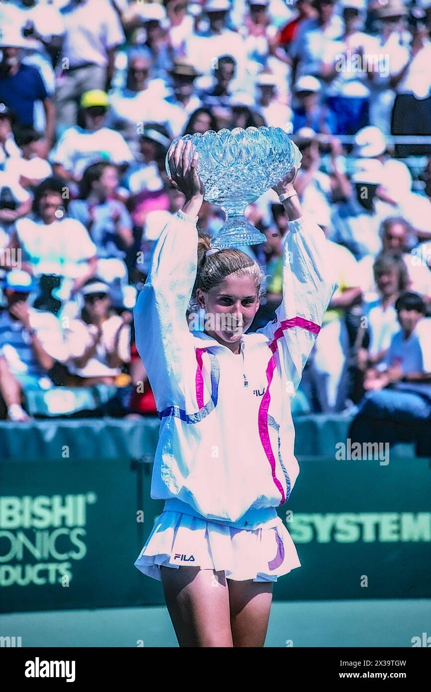 Monica Seles (YUG) avec le trophée de vainqueur aux Championnats internationaux de joueurs de Lipton 1990 Banque D'Images