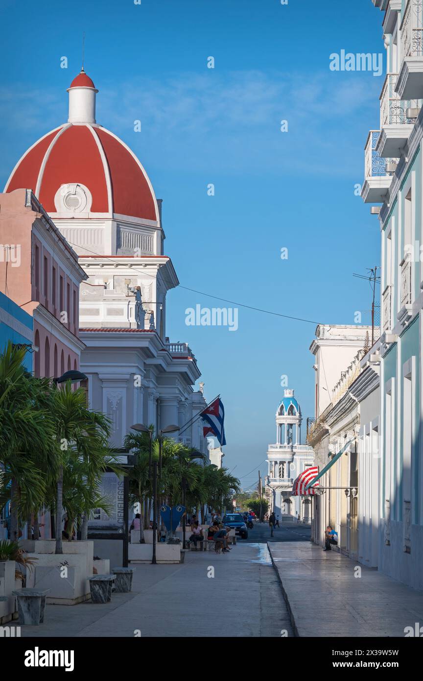 Vue le long de l'une des rues menant au Parque Joe Marti dans le centre de Cienfuegos, Cuba, avec le dôme du Palacio de Gobierno dominant l'horizon. Banque D'Images