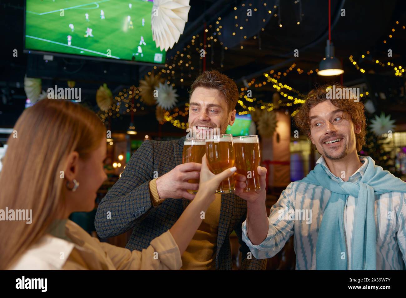 Heureux amis buvant de la bière célébrant la fin de la semaine de travail se reposant dans un pub Banque D'Images