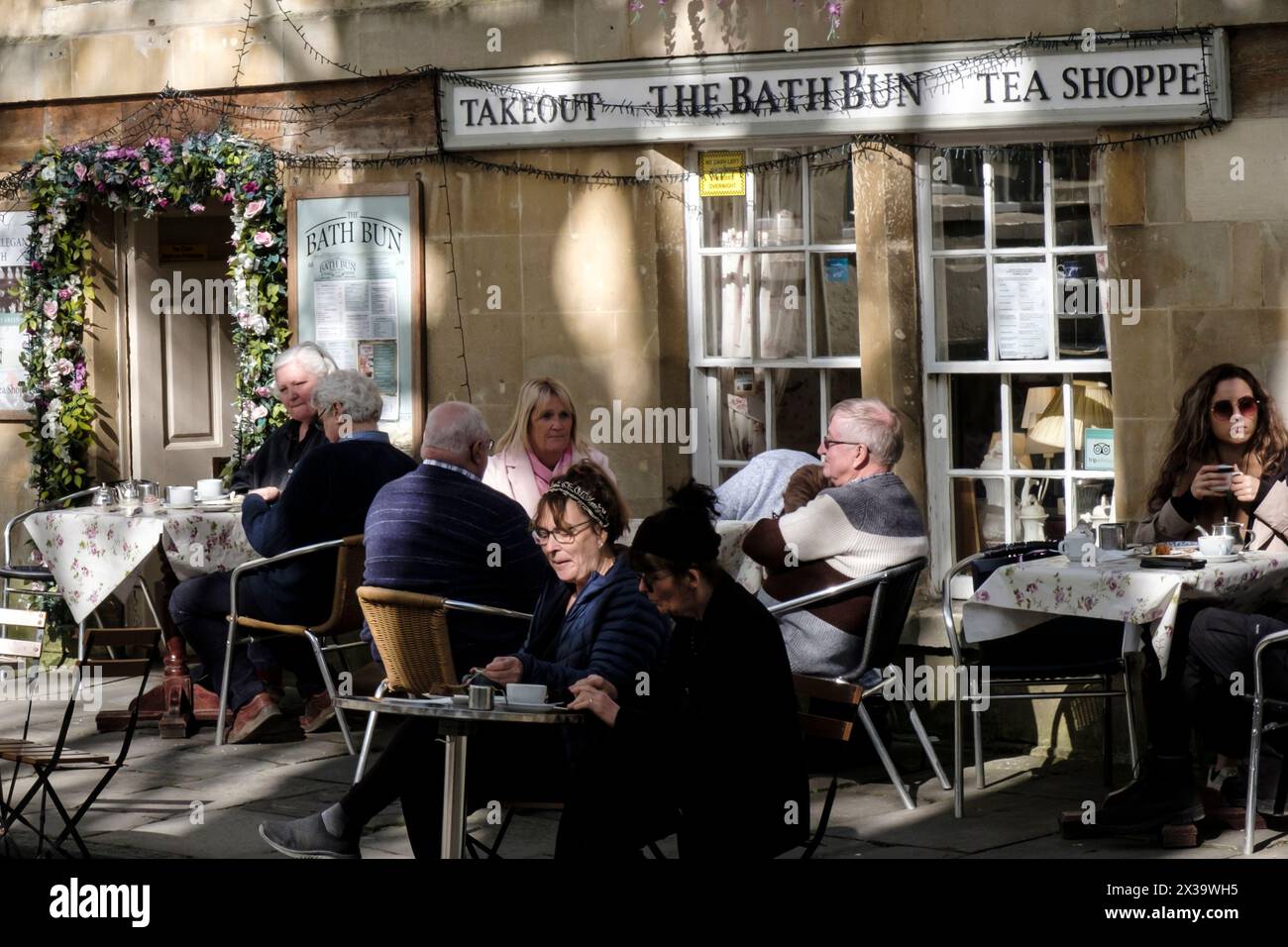 Déjeuner Al FESCO sur un samedi ensoleillé heure du déjeuner dans l'historique Bath Somerset UK The Bath Bun Tea shoppe Banque D'Images