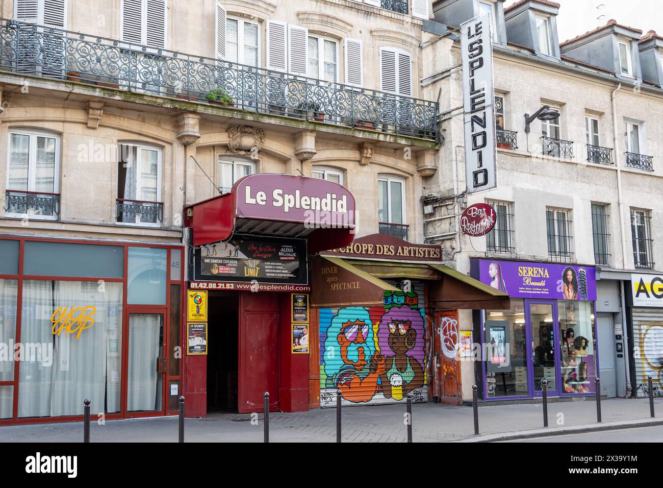 Vue extérieure du Théâtre du Splendid, théâtre parisien situé rue du Faubourg-Saint-Martin, dans le 10e arrondissement de Paris Banque D'Images