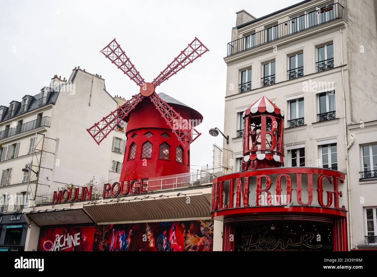 Façade du Moulin Rouge, célèbre cabaret à Paris France Banque D'Images