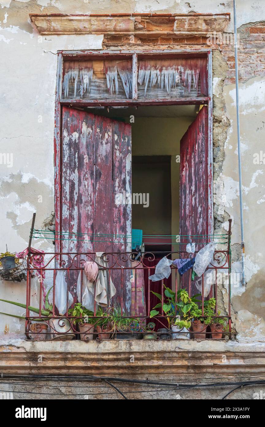 Propriétés anciennes typiques de style colonial qui bordent les rues de la vieille ville de la Havane, Cuba Banque D'Images