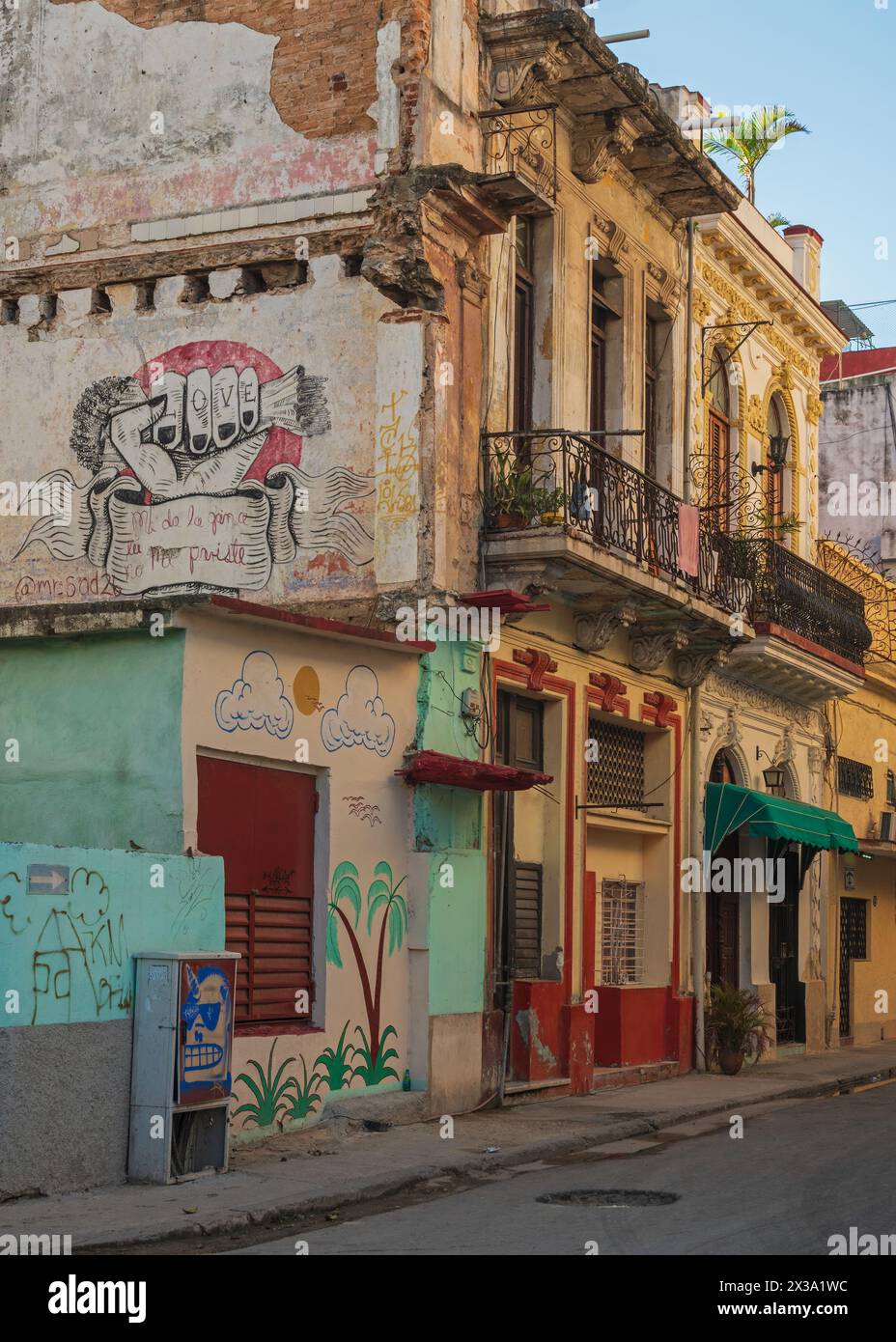 Vue typique de la rue, un mélange de vieilles propriétés, de bâtiments partiellement démolis et d'art de rue dans la vieille ville, la Havane, Cuba Banque D'Images