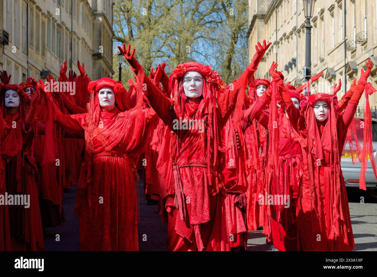 Les membres de la Brigade rebelle rouge prennent part à une procession «funérailles pour la nature» à Bath, au Royaume-Uni, c'était la plus grande Assemblée mondiale de la Brigade rebelle rouge Banque D'Images