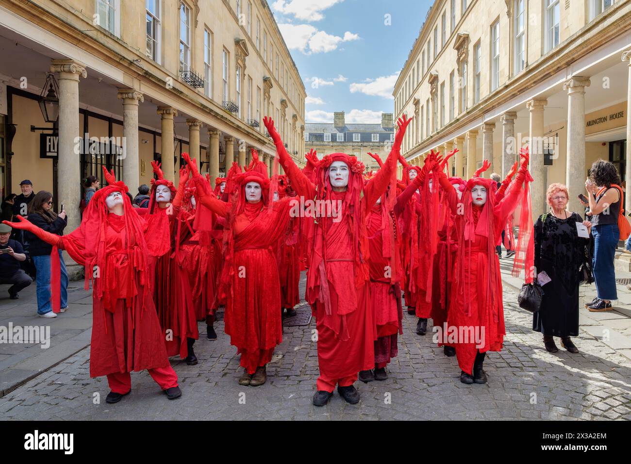 Les membres de la Brigade rebelle rouge prennent part à une procession «funérailles pour la nature» à Bath, au Royaume-Uni, c'était la plus grande Assemblée mondiale de la Brigade rebelle rouge Banque D'Images