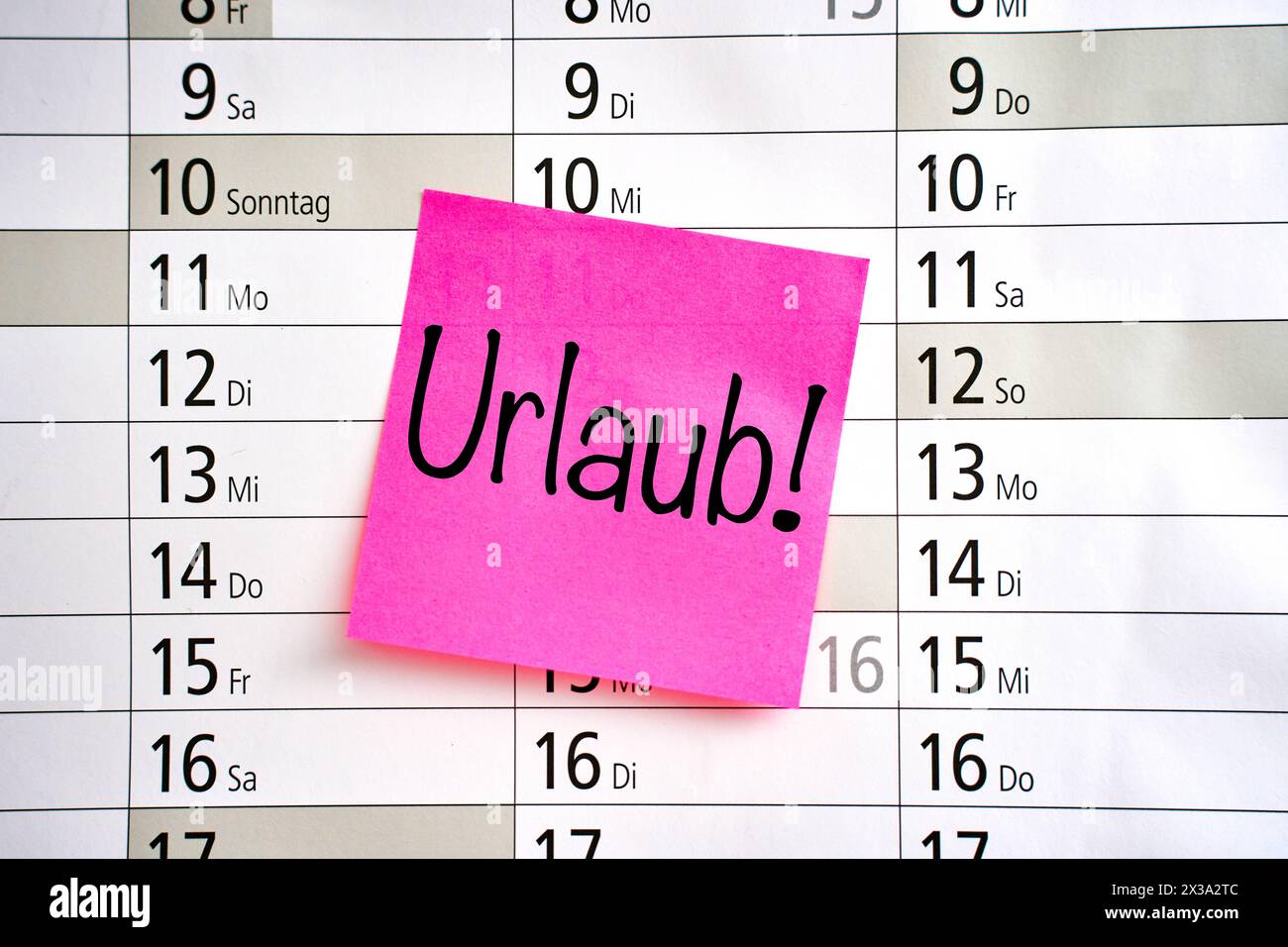 Augsbourg, Bavière, Allemagne - 25 avril 2024 : vacances écrire sur une note sur un calendrier. PHOTOMONTAGE *** Urlaub Schriftzug auf einem Notizzettel auf einem Kalender. FOTOMONTAGE Banque D'Images