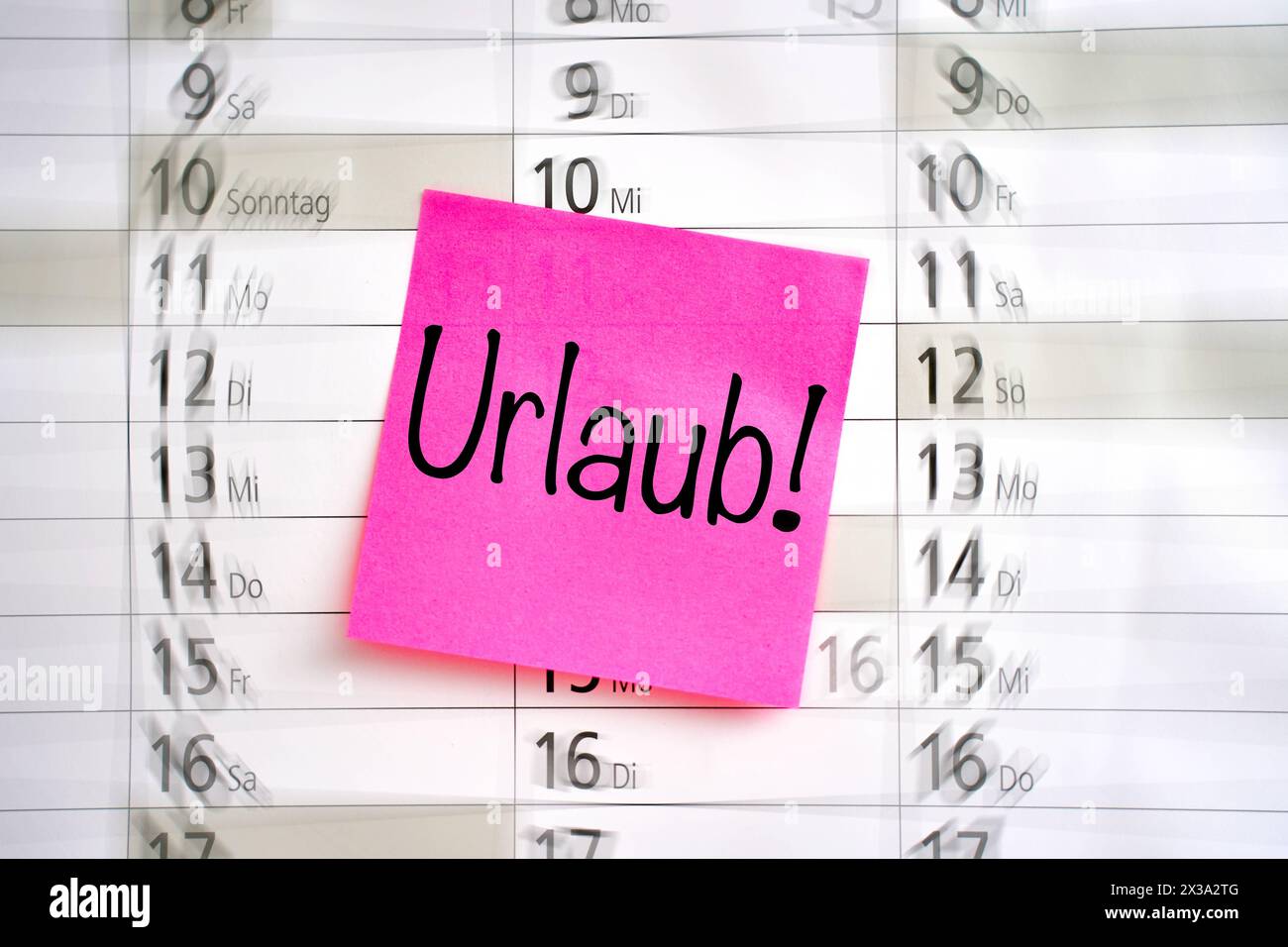 Augsbourg, Bavière, Allemagne - 25 avril 2024 : vacances écrire sur une note sur un calendrier. PHOTOMONTAGE *** Urlaub Schriftzug auf einem Notizzettel auf einem Kalender. FOTOMONTAGE Banque D'Images