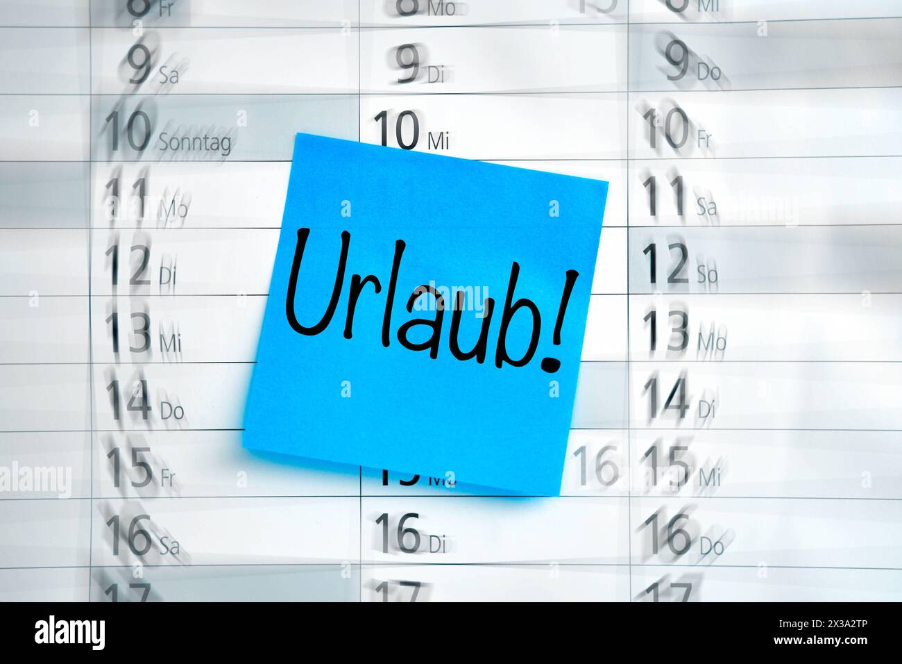 Augsbourg, Bavière, Allemagne - 25 avril 2024 : vacances écrire sur une note sur un calendrier. PHOTOMONTAGE *** Urlaub Schriftzug auf einem Notizzettel auf einem Kalender. FOTOMONTAGE Banque D'Images