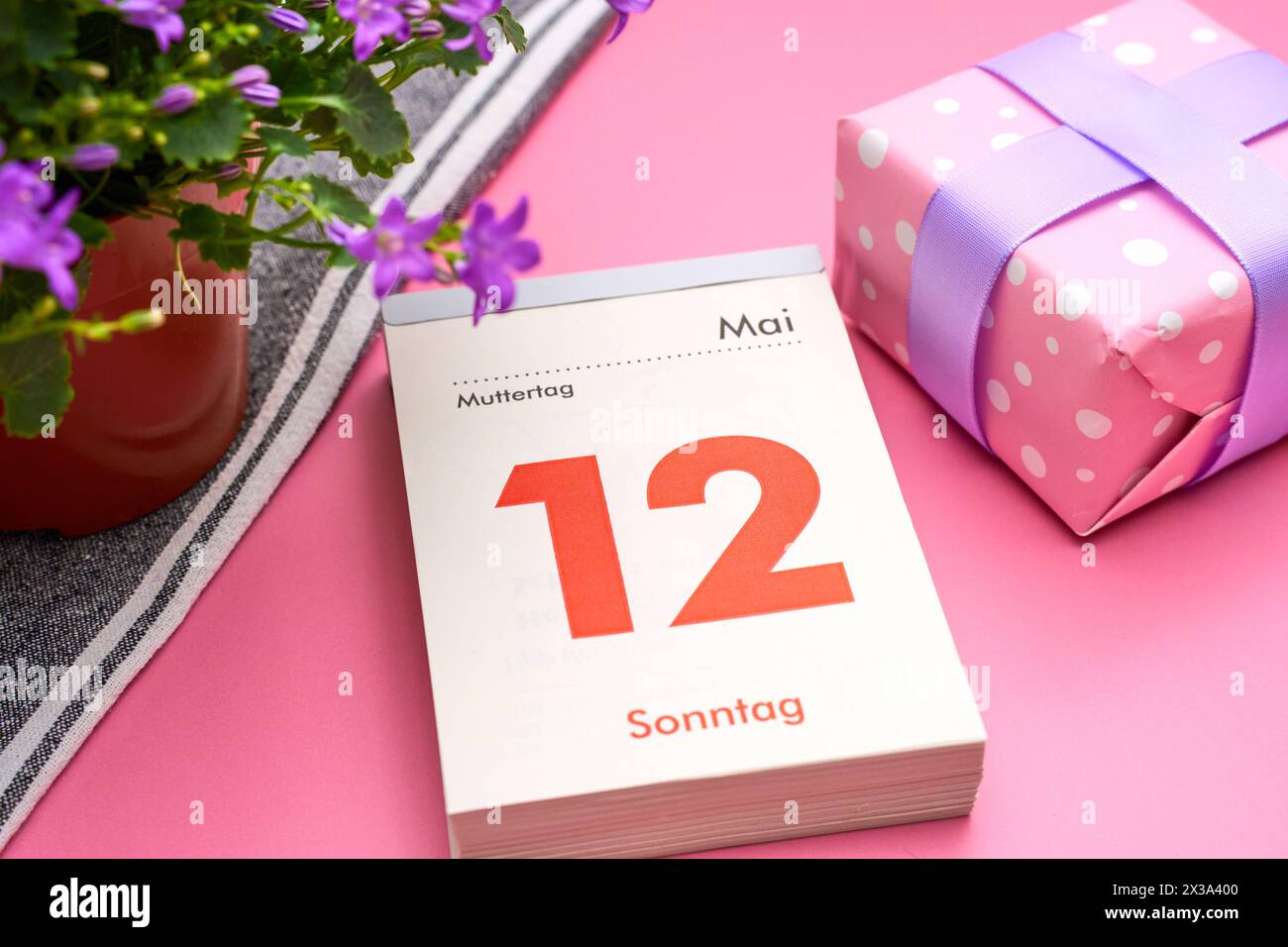 Augsbourg, Bavière, Allemagne - 25 avril 2024 : Fête des mères, le 12 mai page calendrier avec cadeau et fleurs de la fête des mères *** Muttertag, AM 12 mai Kalenderblatt mit Geschenk zum Muttertag und Blumen Banque D'Images