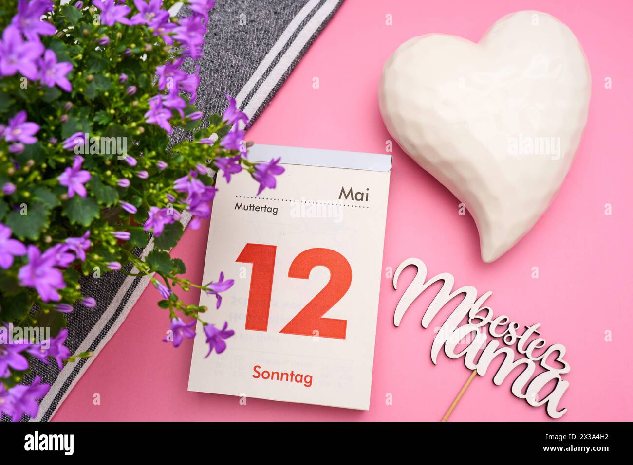 Augsbourg, Bavière, Allemagne - 25 avril 2024 : Fête des mères, page calendrier avec date 12 mai *** Muttertag, Kalenderblatt mit Datum 12 mai Banque D'Images