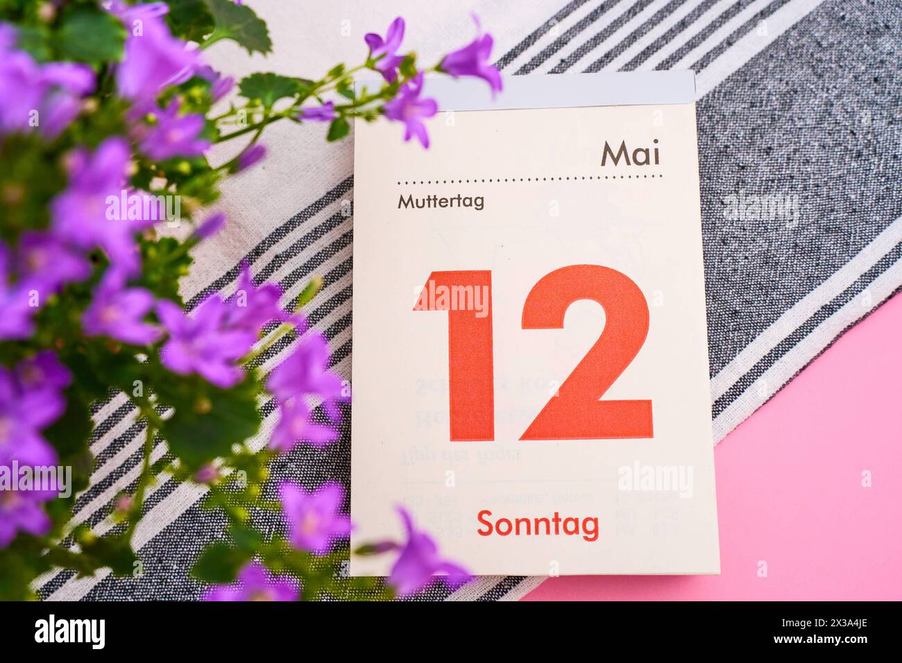 Augsbourg, Bavière, Allemagne - 25 avril 2024 : Fête des mères, page calendrier avec date 12 mai *** Muttertag, Kalenderblatt mit Datum 12 mai Banque D'Images