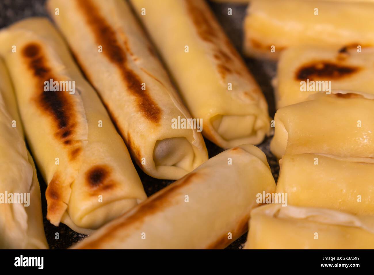 Gros plan de délicieuses crêpes appétissantes avec farce frites dans une poêle Banque D'Images