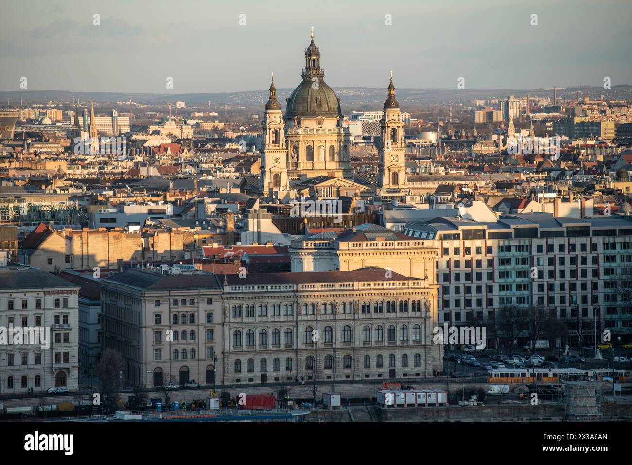 Budapest : vue panoramique de la ville avec la basilique Saint-Étienne. Hongrie Banque D'Images