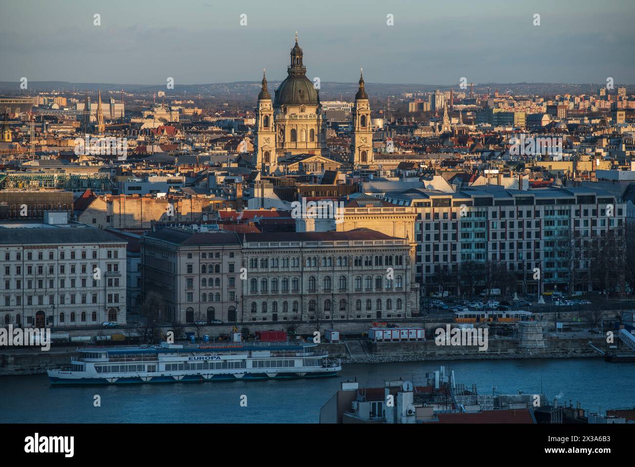 Budapest : vue panoramique de la ville avec la basilique Saint-Étienne. Hongrie Banque D'Images