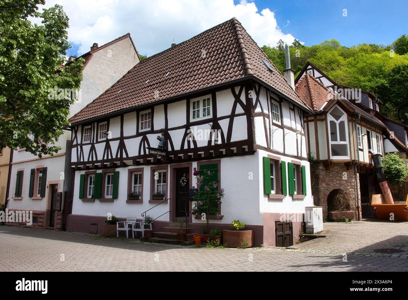 Weinheim, Allemagne - 19 mai 2021 : boulangerie dans un bâtiment à colombages sur une rue pavée un jour de printemps à Weinheim, Allemagne. Banque D'Images