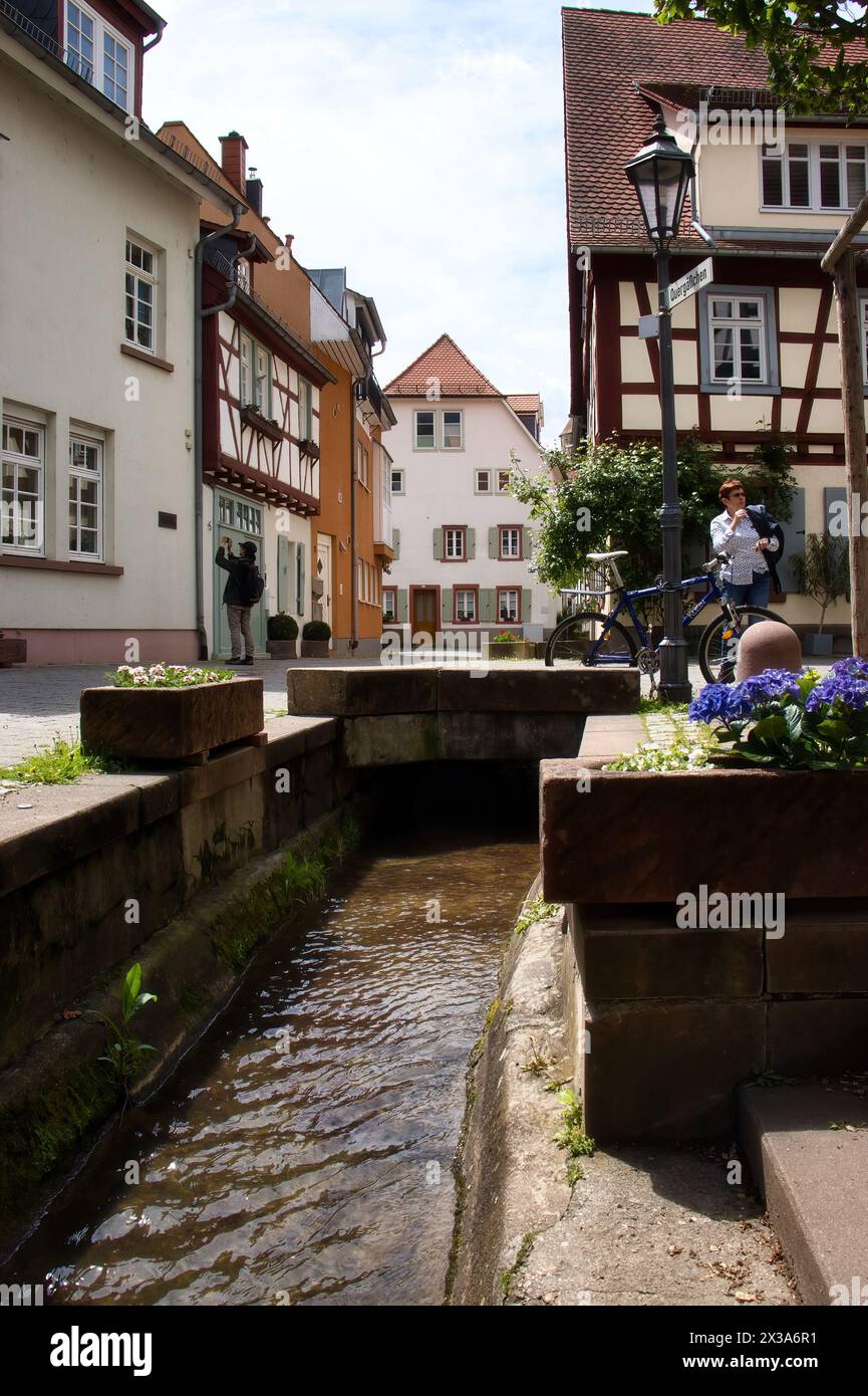 Weinheim, Allemagne - 19 mai 2021 : L'eau coule dans une rue de Weinheim, Allemagne. Banque D'Images