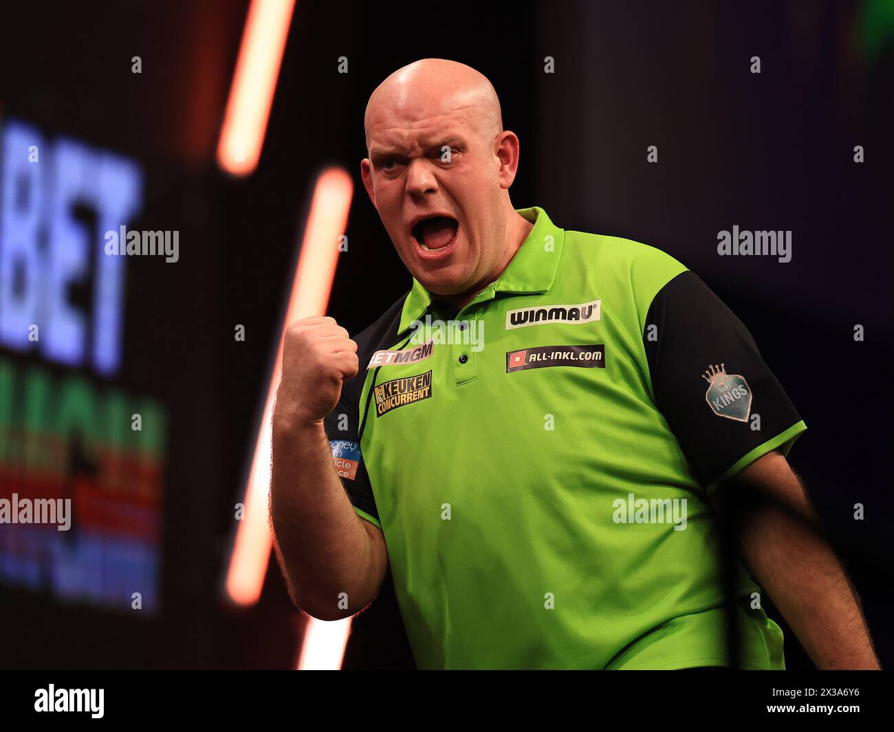Liverpool, Royaume-Uni. 25 avril 2024. Michael van Gerwen réagit au 2024 BetMGM premier League Darts, Night 13 au M & S Bank Arena, Liverpool, Angleterre, Royaume-Uni le 25 avril 2024 crédit : Every second Media/Alamy Live News Banque D'Images