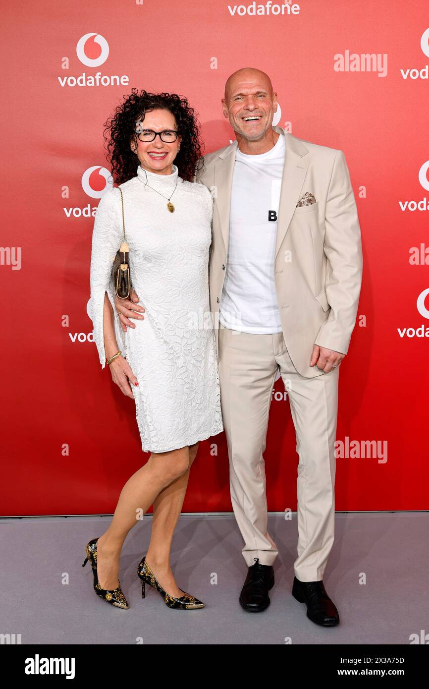 Ex-Fußballprofi Thorsten Legat mit seiner Frau Alexandra Legat BEI der Vodafone Night of Entertainment 2024 im The Paradise Now. Düsseldorf, 25.04.2024 NRW Deutschland *** ancien footballeur professionnel Thorsten Legat avec sa femme Alexandra Legat à la Vodafone Night of Entertainment 2024 at the Paradise Now Düsseldorf, 25 04 2024 NRW Germany Copyright : xChristophxHardtx Banque D'Images